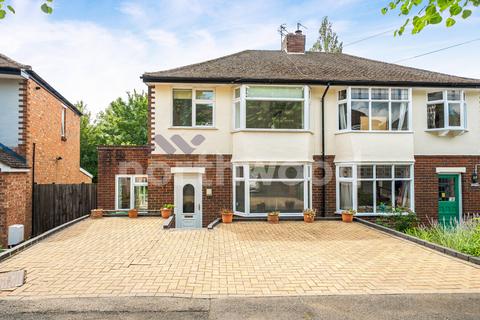 4 bed property, in Broadway Grove, £325,000