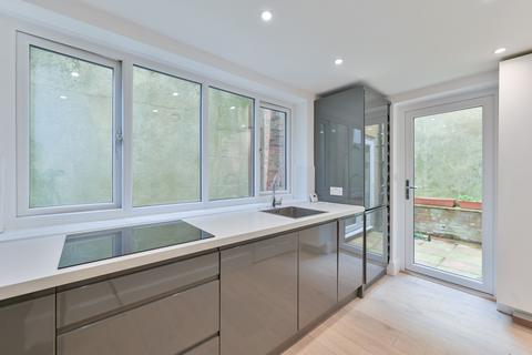 1 bed property, in Robert Burns Mews, £300,000