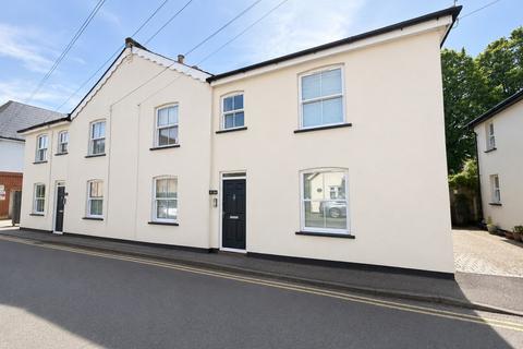 2 bed property, in Rusham Road, £325,000