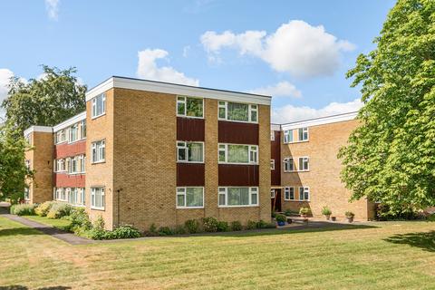 3 bed property, in Avenue Road, £440,000
