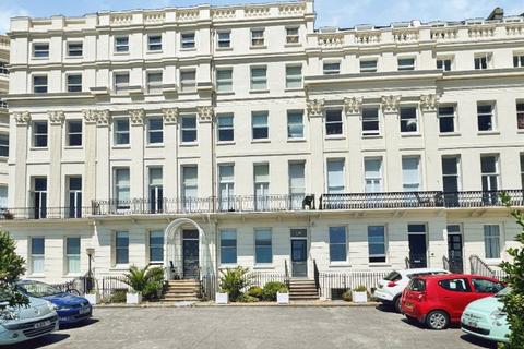 2 bed property, in Marine Parade, £225,000