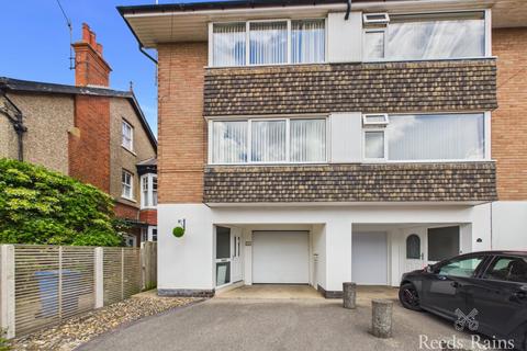 2 bed property, in Shaftesbury Road, £190,000