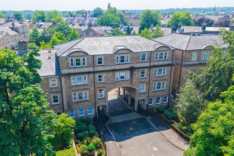 2 bed property, in Harrogate HG1, £325,000