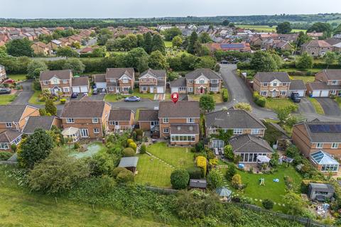 4 bed property, in Dene Close, £450,000