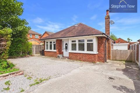 2 bed property, in Common Edge Road, £230,000