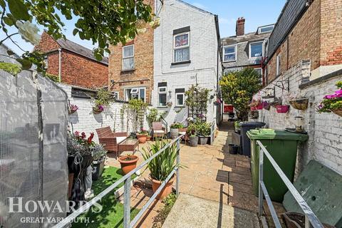 7 bed property, in North Denes Road, £260,000