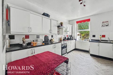7 bed property, in North Denes Road, £260,000