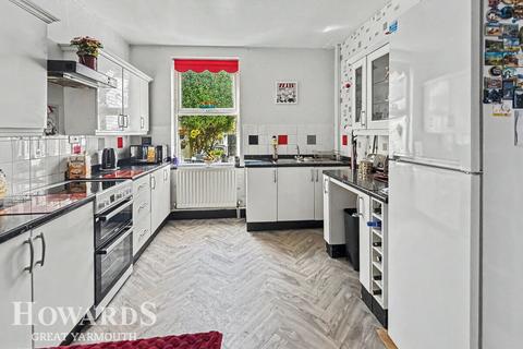 7 bed property, in North Denes Road, £260,000