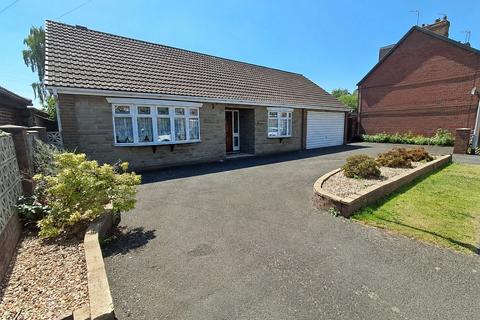 2 bed property, in Long Lane, £330,000