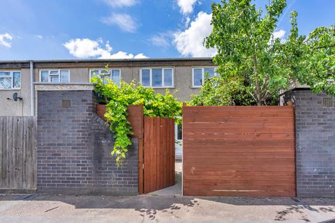 2 bed property, in Damsonwood Road, £350,000