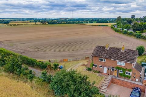 3 bed property, in Park Lane, £350,000