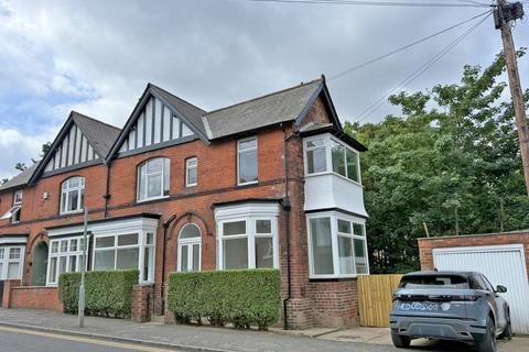 3 bed property, in Manor Road, £240,000