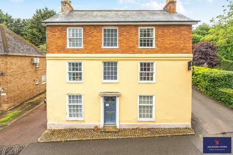 5 bed property, in The Square, £750,000