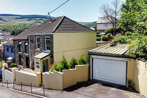 2 bed property, in Red Rose Hill, £195,000