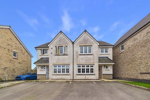 3 bed property, in Pool, £300,000