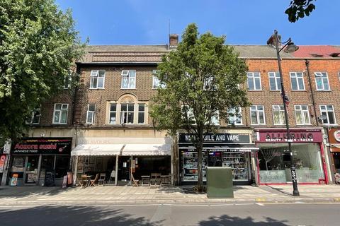 1 bed property, in Elm Parade Shops, £125,000