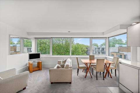 2 bed property, in Aragon Tower, £325,000