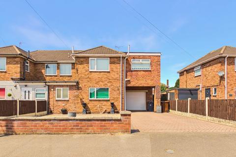 4 bed property, in Birchwood Avenue, £275,000
