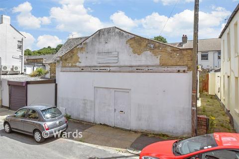 1 bed property, in Tower Hamlets Street, £150,000
