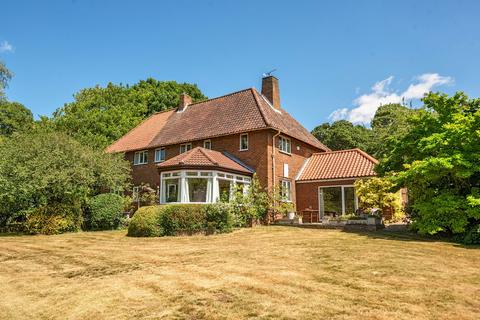 4 bed property, in Lincoln Road, £749,950