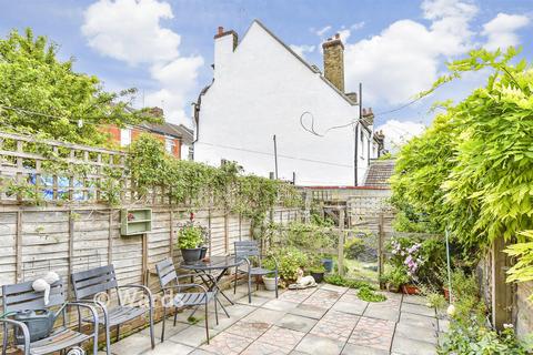 2 bed property, in Cecil Road, £270,000