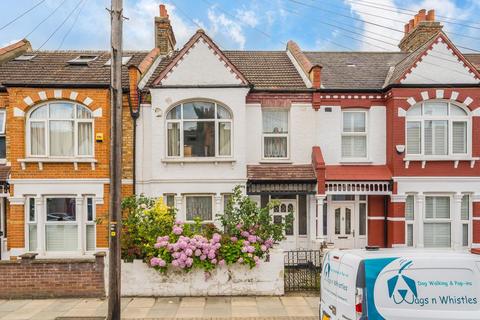 3 bed property, in Undine Street, £750,000