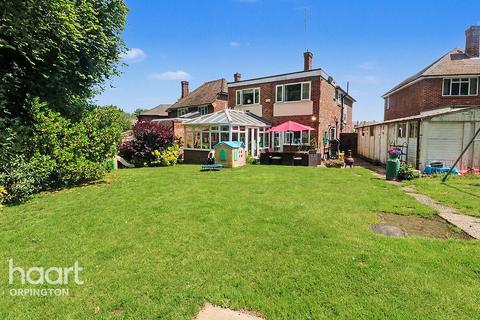 4 bed property, in St Aubyns Gardens, £900,000