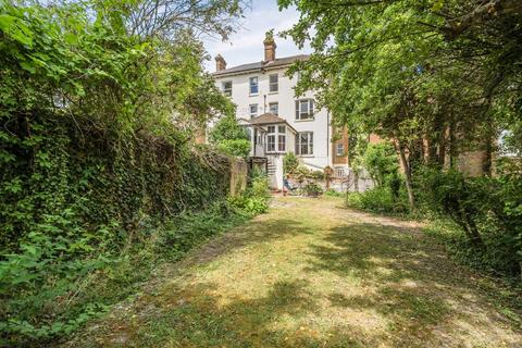 2 bed property, in Harvey Road, £425,000