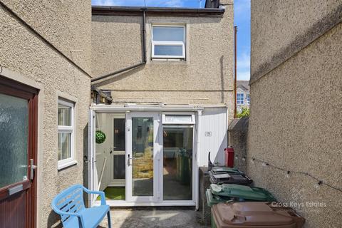 2 bed property, in Embankment Road, £160,000