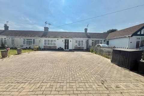 2 bed property, in Hawkesbury Road, £290,000