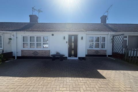 2 bed property, in Hawkesbury Road, £280,000