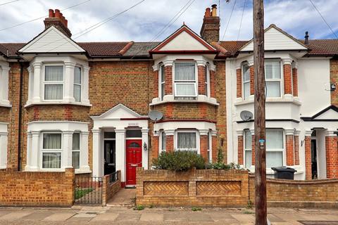 2 bed property, in Oak Street, £375,000
