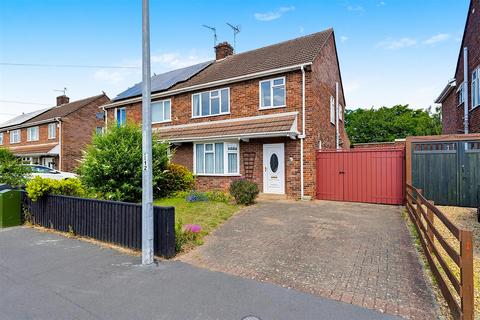 3 bed property, in Francis Gardens, £279,995
