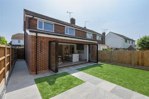 4 bed property, in Old Bridge Road, £529,950