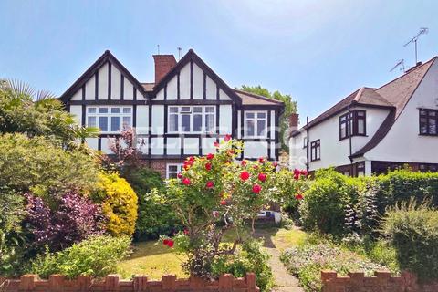 3 bed property, in Chinnor Crescent, £575,000