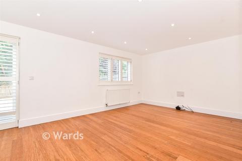 4 bed property, in Carmelite Road, £425,000