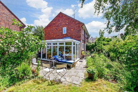 2 bed property, in Daltons Place, £350,000