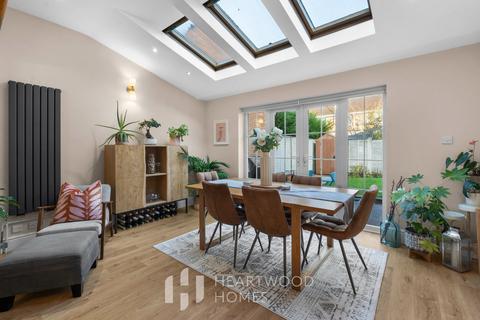 3 bed property, in Marconi Way, £800,000