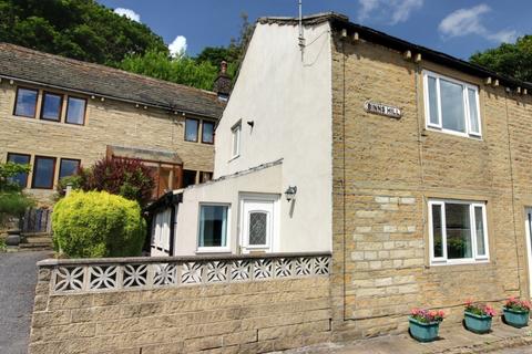 2 bed property, in Binns Hill, £230,000