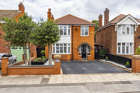 4 bed property, in Acacia Road, £325,000