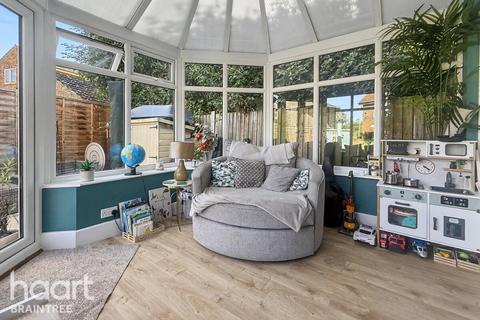 2 bed property, in Leonard Mews, £270,000