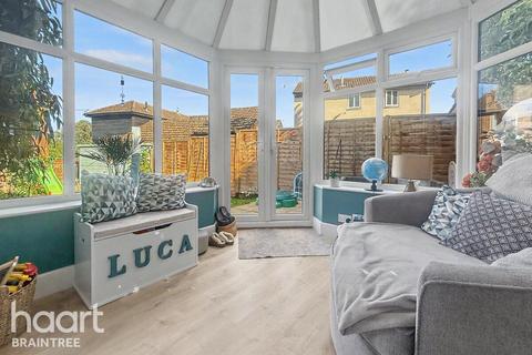 2 bed property, in Leonard Mews, £270,000