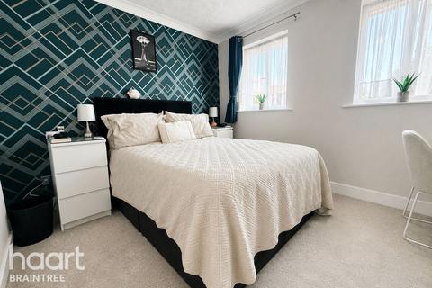 2 bed property, in Leonard Mews, £270,000
