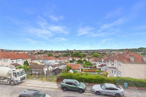 3 bed property, in Aylesbury Crescent, £400,000