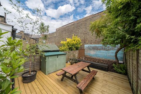 1 bed property, in Churchill Road, £430,000
