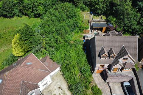 Land, in The Oaks, £125,000