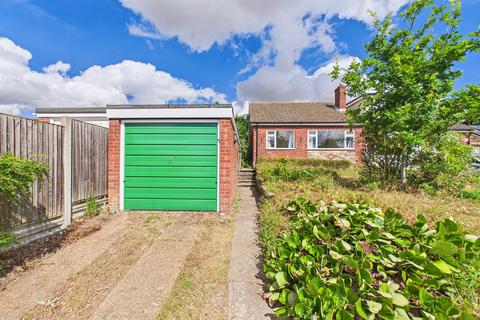 2 bed property, in Richmond Rise, £200,000