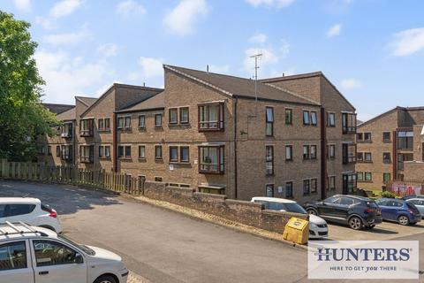 2 bed property, in Banksfield Avenue, £125,000