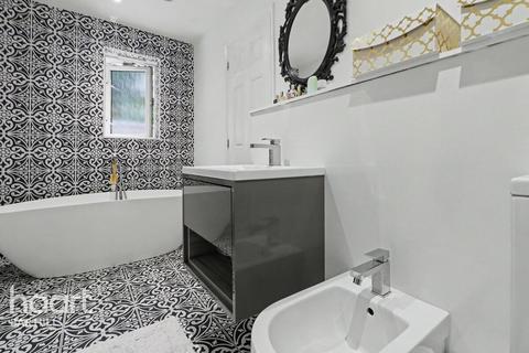 4 bed property, in Stokes Close, £600,000