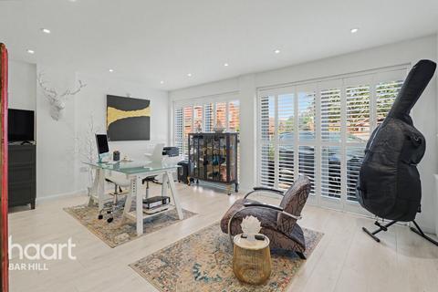 4 bed property, in Stokes Close, £600,000